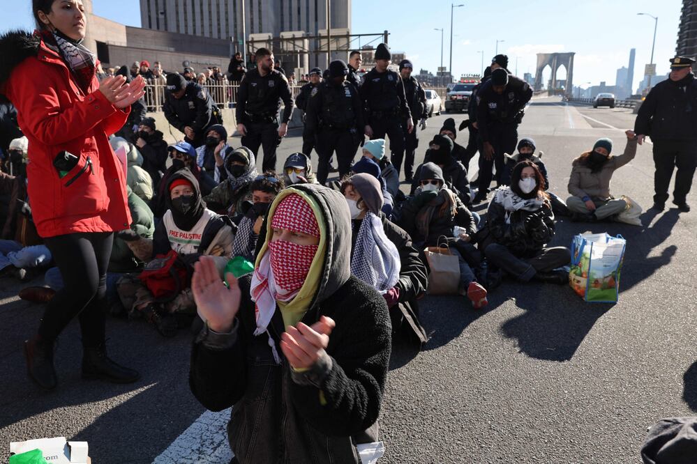 Más de 100 detenidos en una manifestación propalestina que cortó el tráfico en Nueva York. Spencer Platt/Getty Images/AFP (Photo by SPENCER PLATT / GETTY IMAGES NORTH AMERICA / Getty Images via AFP)