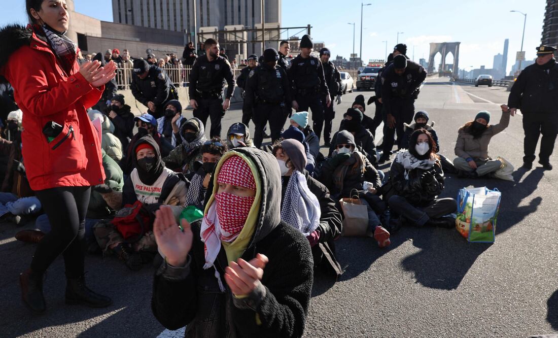 Más de 100 detenidos en una manifestación propalestina que cortó el tráfico en Nueva York.   Spencer Platt/Getty Images/AFP (Photo by SPENCER PLATT / GETTY IMAGES NORTH AMERICA / Getty Images via AFP)