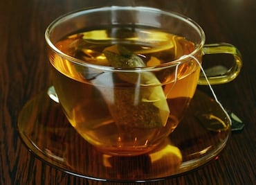 Las bolsas de té que liberan millones de microplásticos en tu bebida