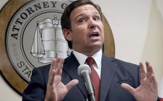 Gobernador de Florida “luchará” contra plan de vacunación de Biden