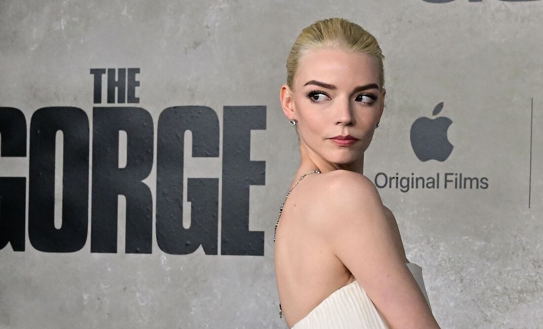 Anya Taylor-Joy se luce etérea con minivestido beige en la premiere de ‘The George’. Foto: AFP