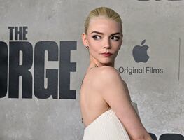 Anya Taylor-Joy se luce etérea con minivestido beige en la premiere de ‘The George’