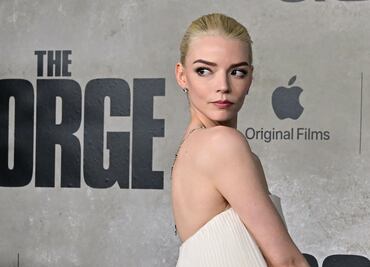 Anya Taylor-Joy se luce etérea con minivestido beige en la premiere de ‘The George’