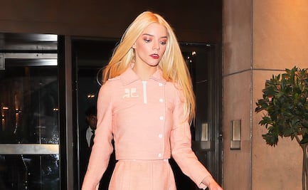 La coqueta minifalda rosa con la que Anya Taylor-Joy deslumbró en NY