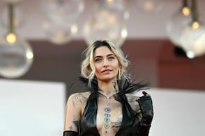 Paris Jackson destila glamour con un ‘little black dress’ en Los Ángeles tras hablar de sus adicciones 