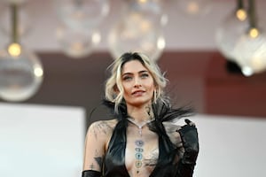 Paris Jackson destila glamour con un ‘little black dress’ en Los Ángeles tras hablas de sus adicciones 