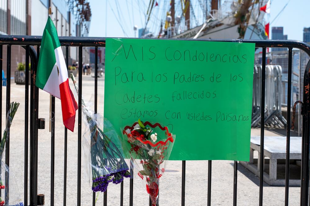Flores, banderas y dolor: Nueva York rinde homenaje a los cadetes del buque Cuauhtémoc. EFE/ Ángel Colmenares