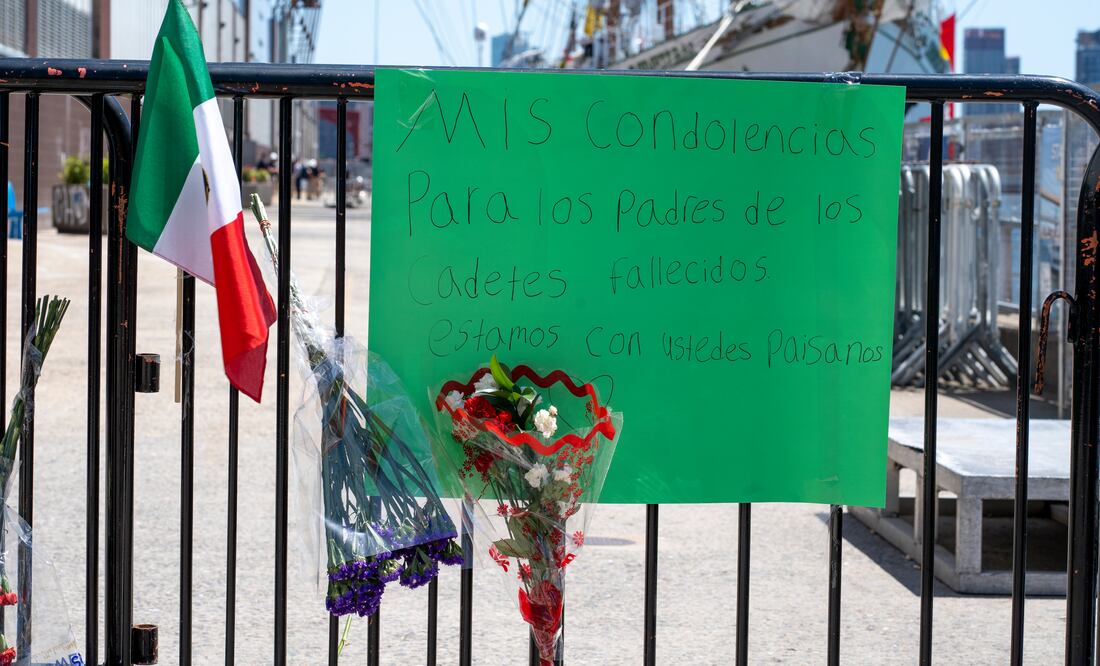Flores, banderas y dolor: Nueva York rinde homenaje a los cadetes del buque Cuauhtémoc. EFE/ Ángel Colmenares