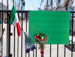 Flores, banderas y dolor: Nueva York rinde homenaje a los cadetes del buque Cuauhtémoc