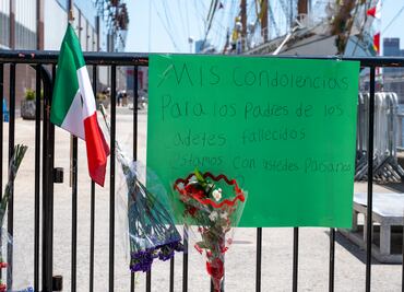 Flores, banderas y dolor: Nueva York rinde homenaje a los cadetes del buque Cuauhtémoc