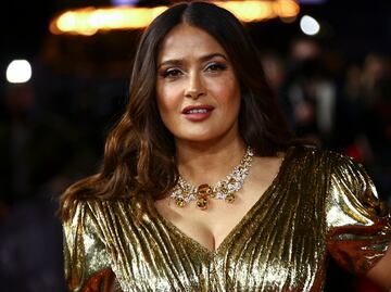 Salma Hayek derrocha belleza con "vestido de oro" en Londres