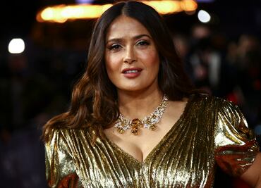 Salma Hayek derrocha belleza con "vestido de oro" en Londres