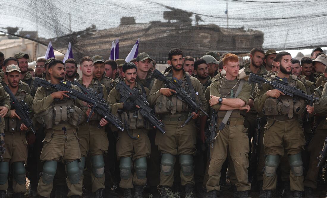 Soldados israelíes en formación cerca de la frontera de Gaza. Israel ha advertido a todos los ciudadanos de la Franja de Gaza que se desplacen hacia el sur antes de una invasión prevista. EFE/ABIR SULTAN