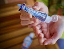 ¿Cuánto gel antibacterial puedes llevar en el avión?