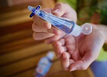 ¿Cuánto gel antibacterial puedes llevar en el avión?