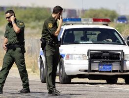 EU deporta a migrante que fue empujada por 'coyotes' en muro fronterizo: "lastimada, pero inadmisible", dice