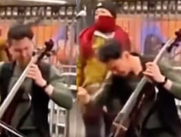 Mujer golpea a músico con botella de metal en el metro de Nueva York; pese a video se declara inocente