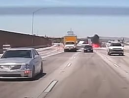 Video. Avioneta aterriza de emergencia y se incendia en autopista de California