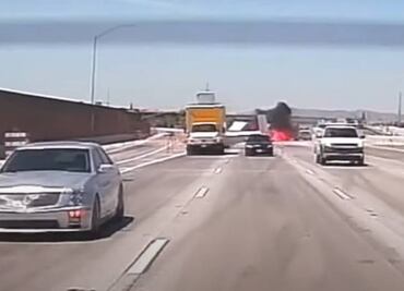 Video. Avioneta aterriza de emergencia y se incendia en autopista de California