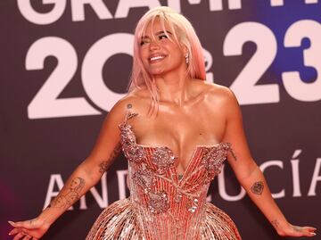 Al estilo Kim Kardashian, Karol G posa en mononkini durante sesión inspirada en Barbie