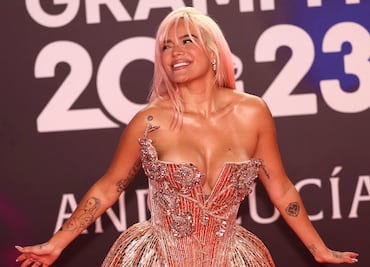 Al estilo Kim Kardashian, Karol G posa en mononkini durante sesión inspirada en Barbie