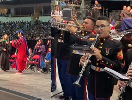 Estudiantes celebran graduación con megafiesta latina en universidad de California. VIDEO
