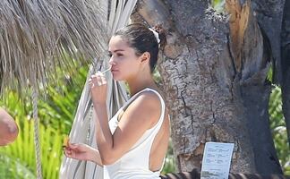 Selena Gomez irradia belleza con bikini estampado