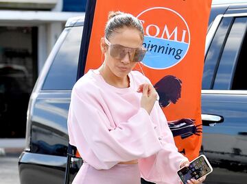 Jennifer Lopez revela figura de impacto con leggings rosas