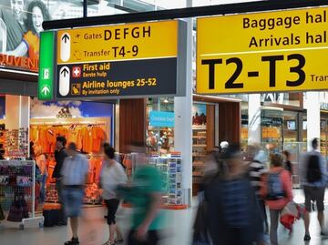 ¿Cómo pueden viajar en avión las personas con discapacidad?