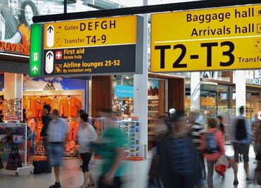 ¿Cómo pueden viajar en avión las personas con discapacidad?