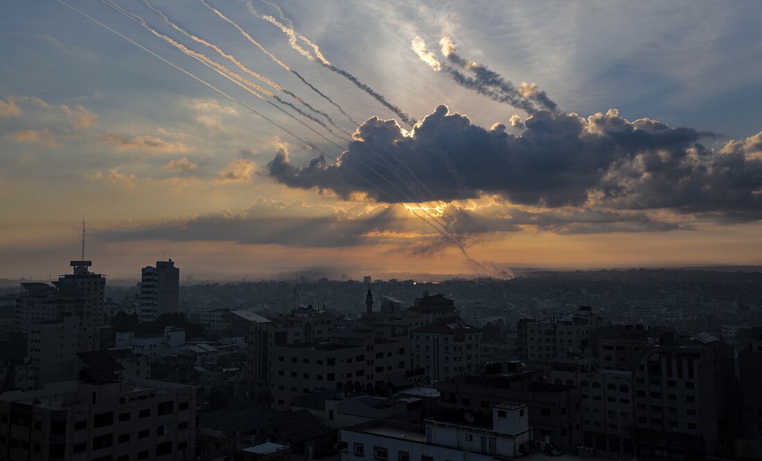 Hamás lanza más de 5.000 cohetes y secuestra cuerpos de soldados israelíes en Gaza. Foto: EFE/ Mohammed Saber