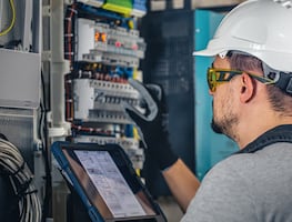 Feria de empleo en Disneyland: Ofrecen salario de 45 dólares por hora a electricistas