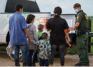 Revés para gobernador de Texas; jueza prohíbe detener autos con migrantes