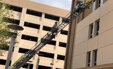 Video. Bomberos en EU usan gran escalera para animar a hospitalizados