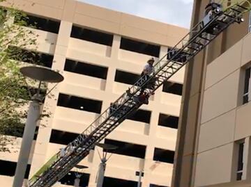 Video. Bomberos en EU usan gran escalera para animar a hospitalizados