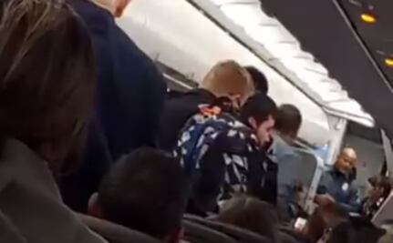 Pasajero trata de abrir puerta de avión y provoca aterrizaje de emergencia