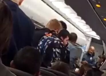 Pasajero trata de abrir puerta de avión y provoca aterrizaje de emergencia