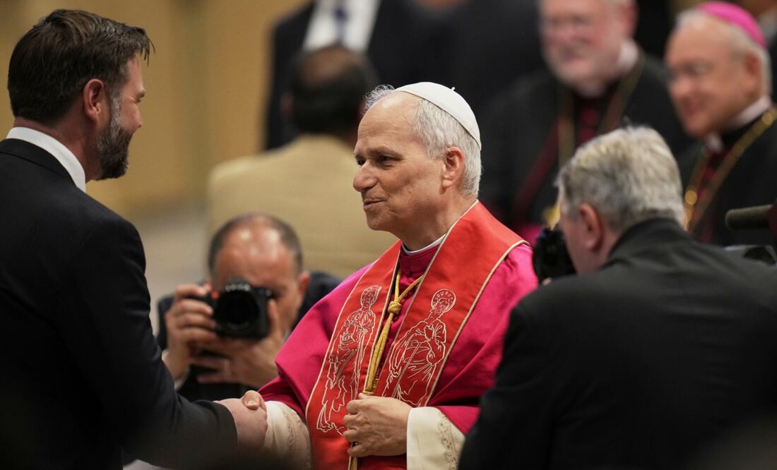 JD Vance entrega al papa León XIV una invitación de Trump para visitar Estados Unidos. Foto: AP