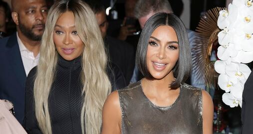 Kim Kardashian arrasa con top plateado braless en Nueva York