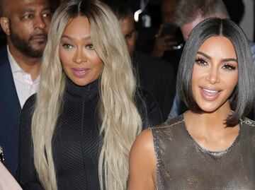 Kim Kardashian arrasa con top plateado braless en Nueva York