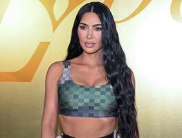 Kim Kardashian se renueva como rubia y delinea su silueta con vestido de gamuza