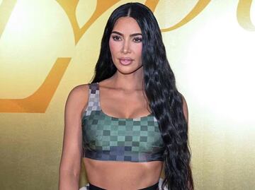 Kim Kardashian se renueva como rubia y delinea su silueta con vestido de gamuza