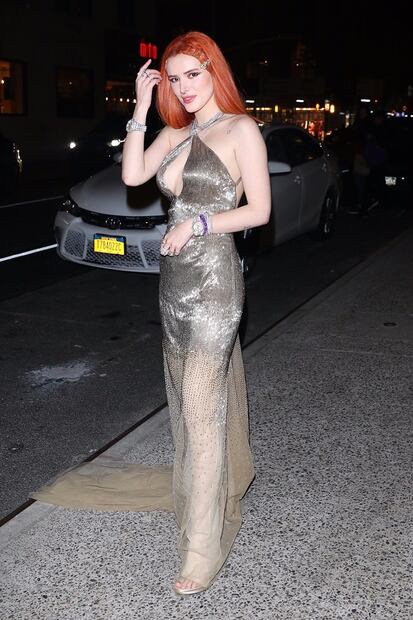 Bella Thorne conquista Nueva York con vestido plateado backless 