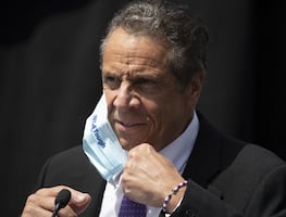 Gobernador de Nueva York se despide culpando a Fiscalía, políticos y prensa