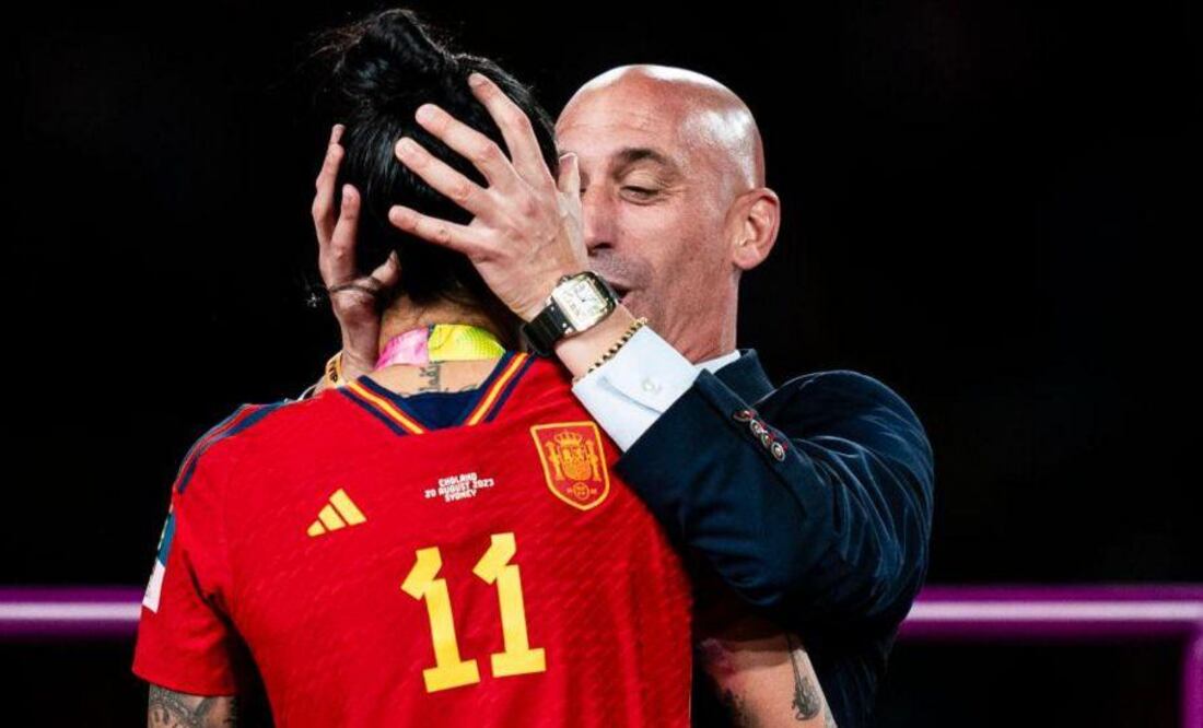 Juez prohíbe a Rubiales acercarse a Jenni Hermoso por su beso forzado. Foto Agencias