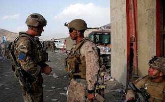 Estadounidenses y civiles, entre víctimas por explosión en aeropuerto de Kabul