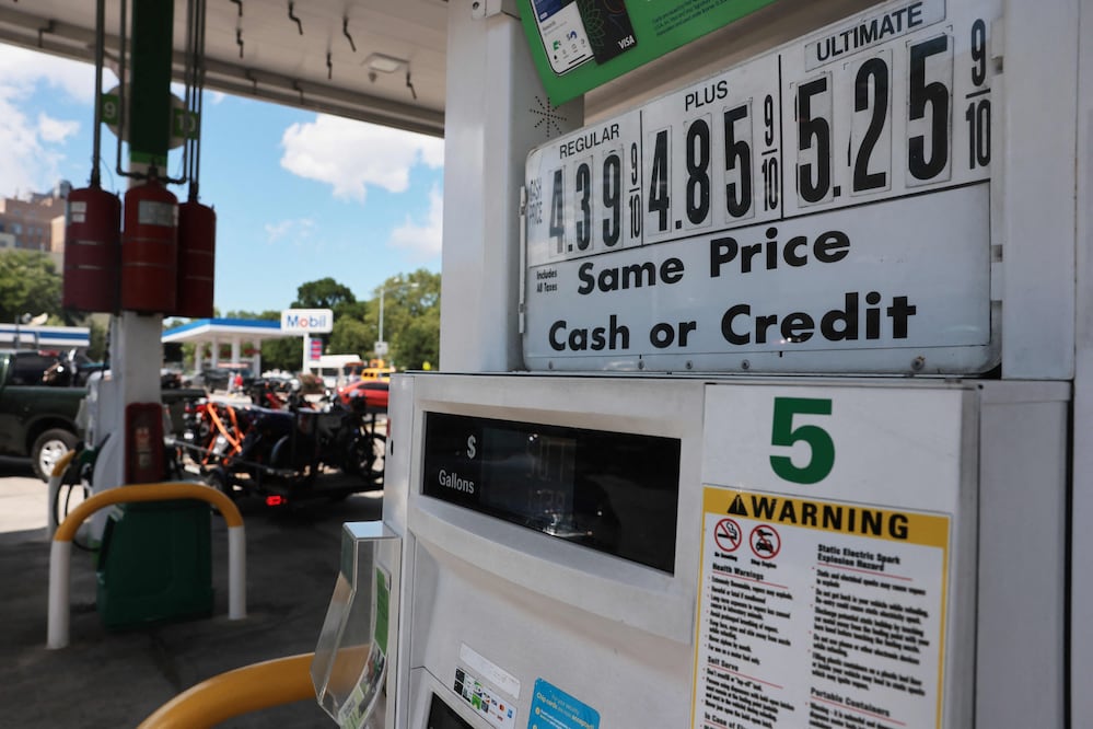 ¿Se viene otro golpe al combustible? Petróleo sube ante crisis en Oriente Medio y bloqueo marítimo (Photo by SPENCER PLATT / GETTY IMAGES NORTH AMERICA / Getty Images via AFP)