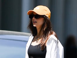 Emily Ratajkowski luce su silueta con look deportivo en Nueva York