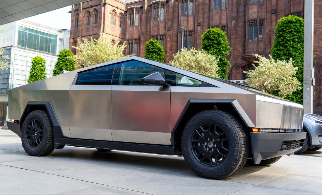 Shaquille O’Neal deja atrás sus Tesla Cybertrucks por su escasa autonomía y apuesta por el Cadillac Escalade IQ. Foto: iStock/Mylo Kaye