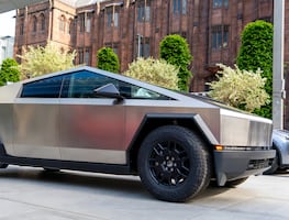 Shaquille O’Neal deja atrás sus Tesla Cybertrucks por su escasa autonomía y apuesta por el Cadillac Escalade IQ